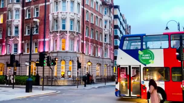 イギリス ロンドン 2023年10月頃 夜のロンドンの街路 歴史的な建築 象徴的な赤いバス タクシーのタクシーおよびランドマーク ゆっくりとした動きのビデオ — ストック動画
