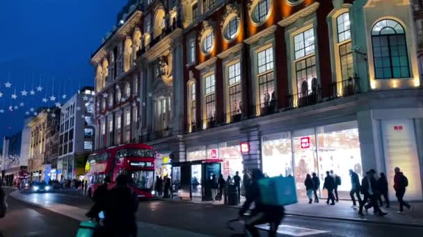 イギリス ロンドン 2023年10月頃 夜のオックスフォードストリート 街の象徴的なショッピングの目的地 スローモーションビデオを照らすライト — ストック動画
