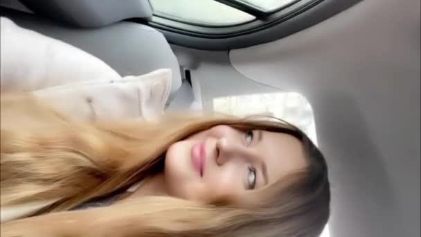 Wanita Muda Yang Bahagia Dalam Mobil Melihat Luar Jendela Menjelajahi — Stok Video