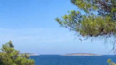 Akdeniz kıyısı boyunca araba sürmek, deniz manzarası ve yaz seyahati, yavaş çekim video