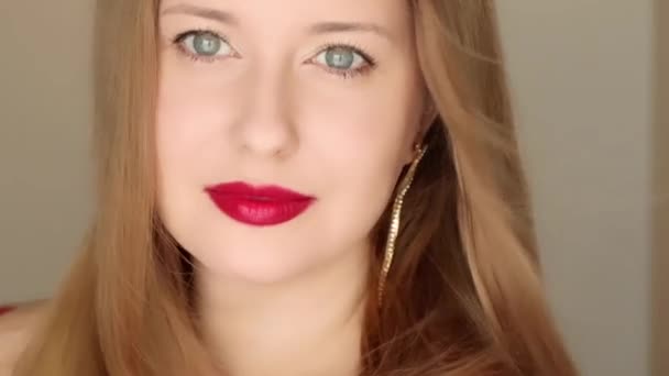 Mükemmel Beyaz Dişli Gülümseyen Mutlu Bir Kadın Yakın Plan Portre — Stok video