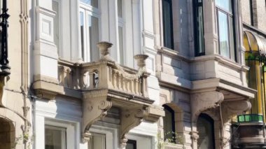 Belçika 'nın Antwerp şehrinin tarihi bölümünde büyük mimari, güneşli bir günde, yavaş çekim videosu