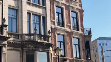Belçika 'nın Antwerp şehrinin tarihi bölümünde büyük mimari, güneşli bir günde, yavaş çekim videosu