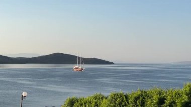 Akdeniz kıyıları, deniz manzarası, deniz manzarası ve yaz seyahati, yavaş çekim video