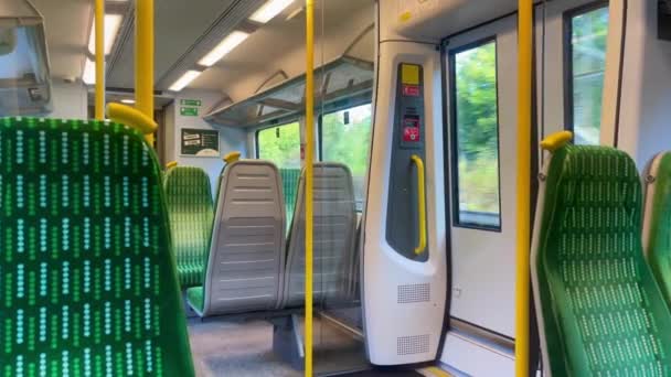 Assentos Confortáveis Trem Rural Inglês Deslocamento Transporte Vídeo Câmera Lenta — Vídeo de Stock