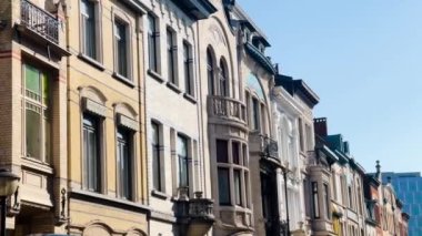 Belçika 'nın Antwerp şehrinin tarihi bölümünde büyük mimari, güneşli bir günde, yavaş çekim videosu