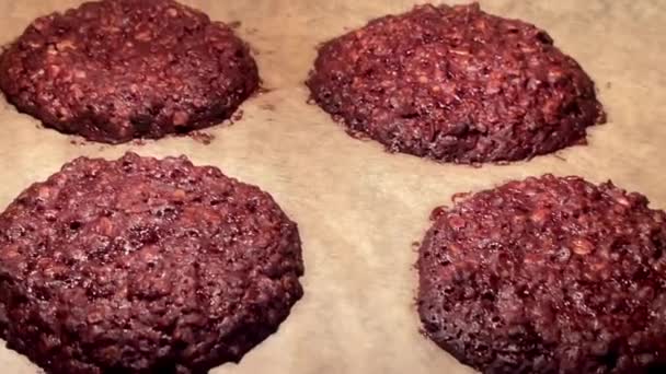 在烤箱里烤甜巧克力燕麦饼干 自制食品配方 慢动作视频 — 图库视频影像
