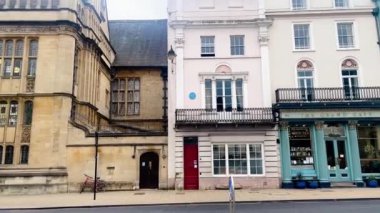 Oxford, Oxfordshire, İngiltere Mart 2023: Oxford şehir merkezi alışveriş caddesi, tarihi binaların mimarisi, antikacılar ve mağazalar, ağır çekimde yürüyen insanlar, Birleşik Krallık