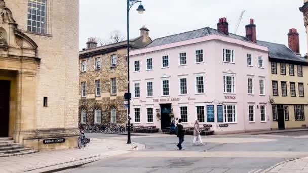 2023年3月 英国牛津 牛津郡 历史建筑 牛津大学附近的酒吧 人们慢动作行走 — 图库视频影像