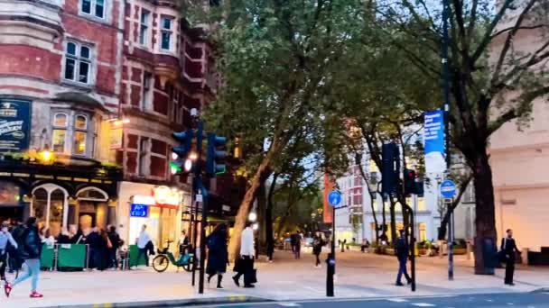 2023年10月左右 英国伦敦 伦敦城市街道在晚上 历史建筑 标志性的红色巴士 出租车和地标 慢动作视频 — 图库视频影像