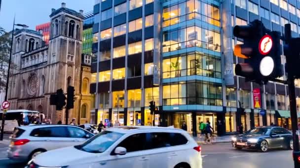 イギリス ロンドン 2023年10月頃 夜のロンドンの街路 歴史的な建築 象徴的な赤いバス タクシーのタクシーおよびランドマーク ゆっくりとした動きのビデオ — ストック動画
