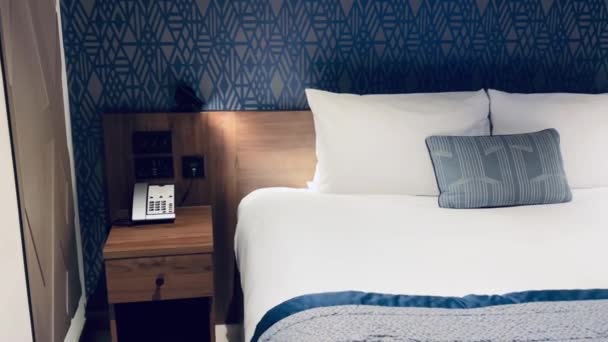 Modernt Hotellrum Modern Art Deco Design Med Geometrisk Mönstrad Tapet — Stockvideo