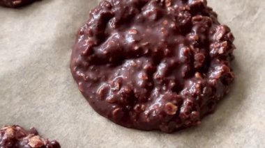 Fırında tatlı çikolatalı bisküvi pişirmek, ev yapımı yemek tarifi, yavaş çekim video.