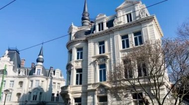Belçika 'nın Antwerp şehrinin tarihi bölümünde büyük mimari, güneşli bir günde, yavaş çekim videosu