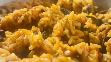Taze otlu sebzeli risotto, yavaş çekim videosu.