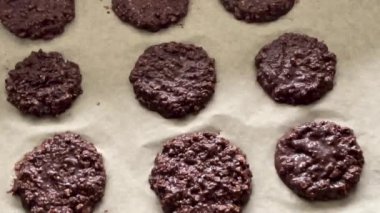 Fırında tatlı çikolatalı bisküvi pişirmek, ev yapımı yemek tarifi, yavaş çekim video.