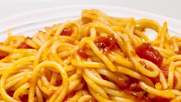 トマトソースの古典的なスパゲッティ スローモーションビデオ — ストック動画