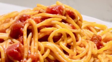 Domates soslu klasik spagetti, yavaş çekim videosu.