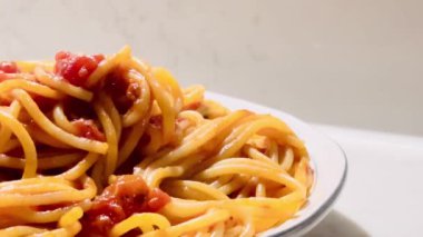 Domates soslu klasik spagetti, yavaş çekim videosu.