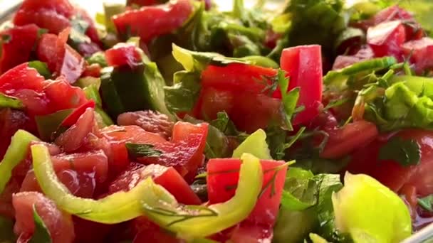一碗新鲜的菜园沙拉 配上成熟的西红柿 清脆的青菜和辣椒 日落时在海边享用 慢镜头 — 图库视频影像