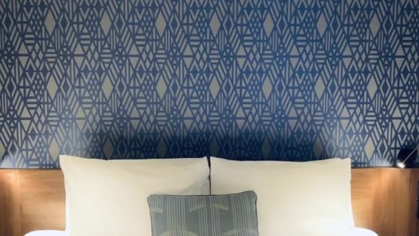 现代酒店房间 现代艺术装饰设计 几何图案壁纸和床与装饰枕头 慢动作视频 — 图库视频影像
