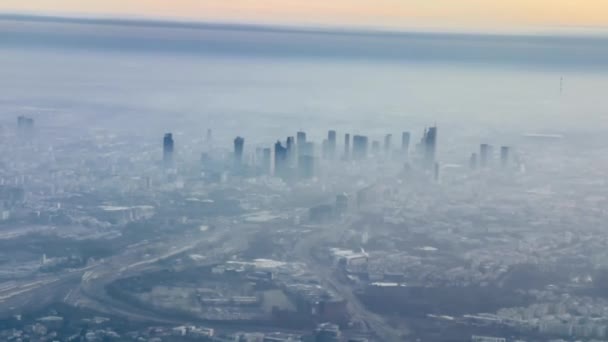 Letecký Pohled Městské Panorama Nad Mraky Mlhy Vynořují Mrakodrapy Zpomalené — Stock video