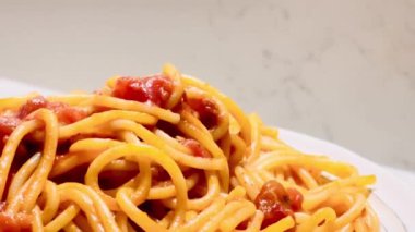 Domates soslu klasik spagetti, yavaş çekim videosu.
