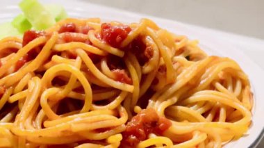 Domates soslu klasik spagetti, yavaş çekim videosu.