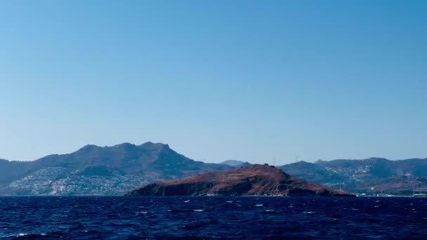 有蓝色海水 悬崖和高山的海岸海景日落 — 图库视频影像