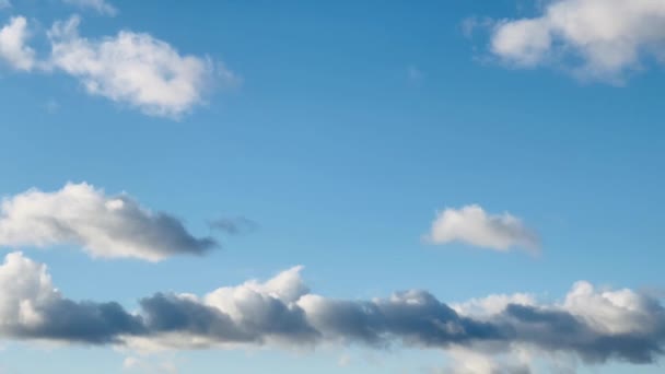 Επεκτεινόμενος Γαλάζιος Ουρανός Στολισμένος Μαλακά Αφράτα Σύννεφα Αιχμαλωτίζοντας Την Ουσία — Αρχείο Βίντεο