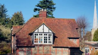 Hemel Hempstead 'in güzel eski kasabası, İngiltere, Hertfordshire' da güneşli bir günde tudor tarzı binalar.