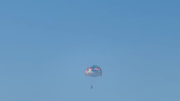 Parasailing Über Dem Meer Farbenfroher Fallschirm Schwebt Strahlend Blauem Himmel — Stockvideo