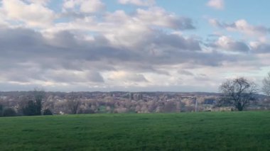 Hemel Hempstead, Hertfordshire, İngiltere, Birleşik Krallık 'ta ilkbaharın başlarında mavi gökyüzü altında canlı yeşil tarlaları ile Idyllic İngiliz kırsal manzarası