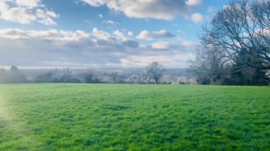 Hemel Hempstead, Hertfordshire, İngiltere, Birleşik Krallık 'ta ilkbaharın başlarında mavi gökyüzü altında canlı yeşil tarlaları ile Idyllic İngiliz kırsal manzarası