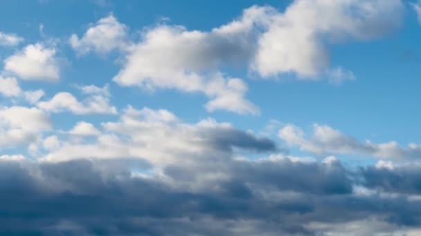 Широкое Голубое Небо Украшенное Мягкими Пушистыми Облаками Захватывало Дух Спокойствия — стоковое видео