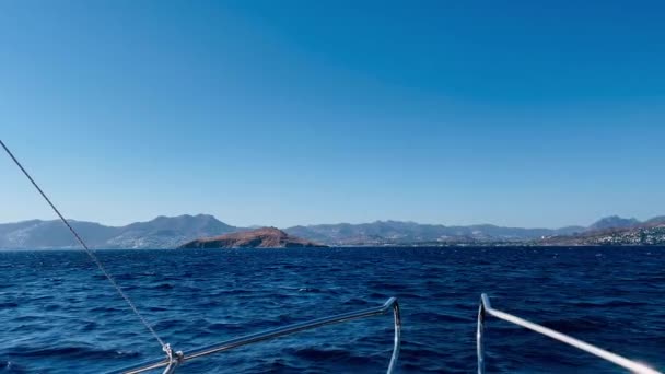 Yacht Deck Vista Com Vista Para Oceano Azul Cintilante Férias — Vídeo de Stock