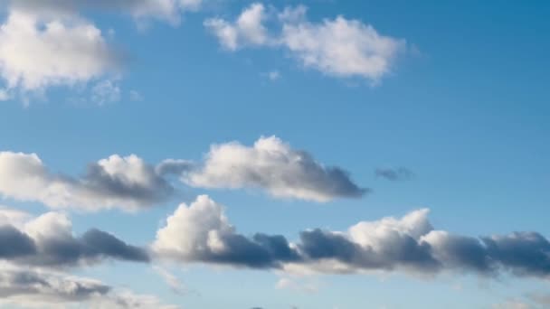 Expansieve Blauwe Lucht Versierd Met Zachte Pluizige Wolken Het Vastleggen — Stockvideo