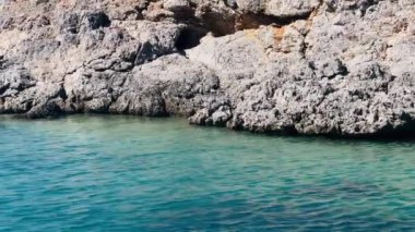 Açık mavi suları ve uçurumları olan sahil kıyısı, yaz tatili