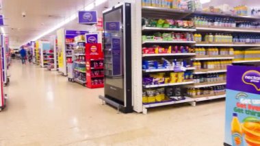 Sainsbury 'nin süpermarket koridorlarında çeşitli ürünler sergilenmektedir, iç ürünler Apsley, Hertfordshire, İngiltere' de saklanmaktadır. Yüksek kalite 4k görüntü