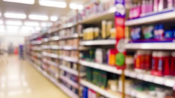 Uklart Supermarked Midtganger Med Ulike Produkter Utstilt Lagre Interiøret Som – stockvideo