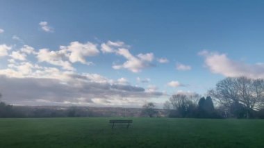 Hemel Hempstead, Hertfordshire, İngiltere 'de ilkbaharın başlarında mavi gökyüzü altında canlı yeşil tarlaları olan Idyllic İngiliz kırsal manzarası. Yüksek kalite 4k görüntü