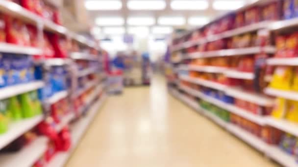 Rozmazané Uličky Supermarketů Různými Produkty Displeji Uložit Interiér Jako Pozadí — Stock video