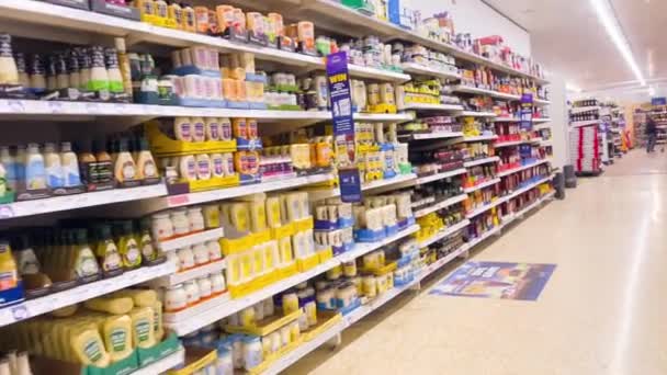 Апсли Англия Великобритания Апреля 2024 Года Проходы Супермаркета Sainsburys Различными — стоковое видео