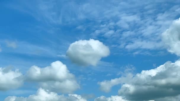 柔らかくふわふわふわした雲の青空 イギリスの田舎の静けさの本質を捉え 自然の背景のアイデア — ストック動画