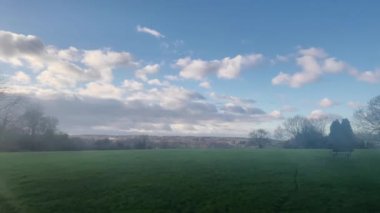 Hemel Hempstead, Hertfordshire, İngiltere 'de ilkbaharın başlarında mavi gökyüzü altında canlı yeşil tarlaları olan Idyllic İngiliz kırsal manzarası. Yüksek kalite 4k görüntü