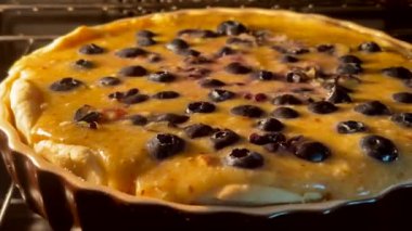 Ev yapımı yaban mersini pastası fırında pişirme, bayram pişirme tarifi ve kır evi mutfağı tatlı fikri.