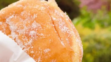 Baharda açık havada reçelli çörek, tatlı sokak yemekleri. Yüksek kalite 4k görüntü