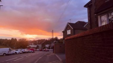 Hertfordshire, İngiltere 'de gün batımında eski köy kulübeleri. Yüksek kalite 4k görüntü