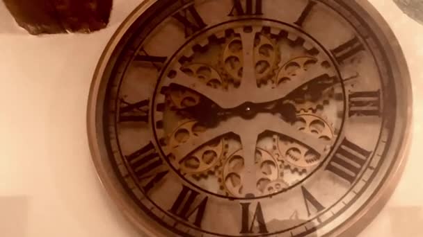 Gamla Vintage Engelska Klocka Väggen Tid Och Antikviteter Koncept — Stockvideo