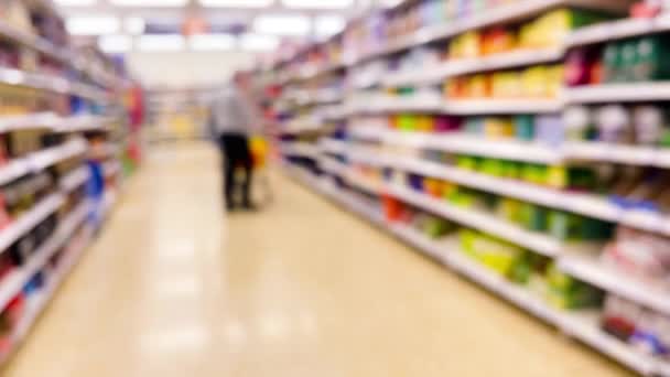 Uklart Supermarked Midtganger Med Ulike Produkter Utstilt Lagre Interiøret Som – stockvideo
